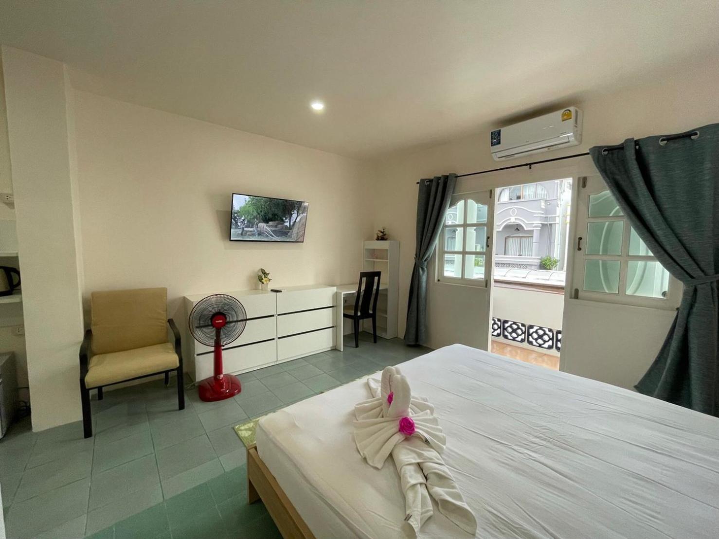 Inn Dulgence Patong Bagian luar foto